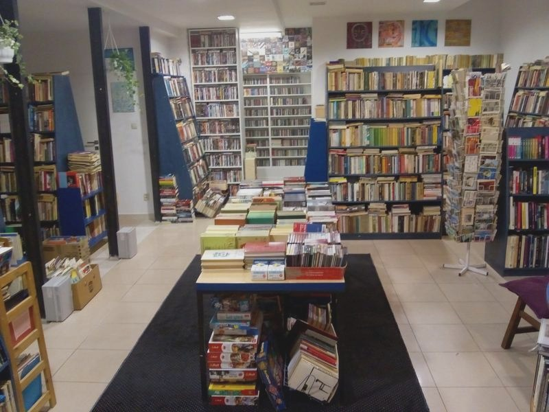 Gdzie kupić używane książki? Tanie źródła i perełki dla czytelników